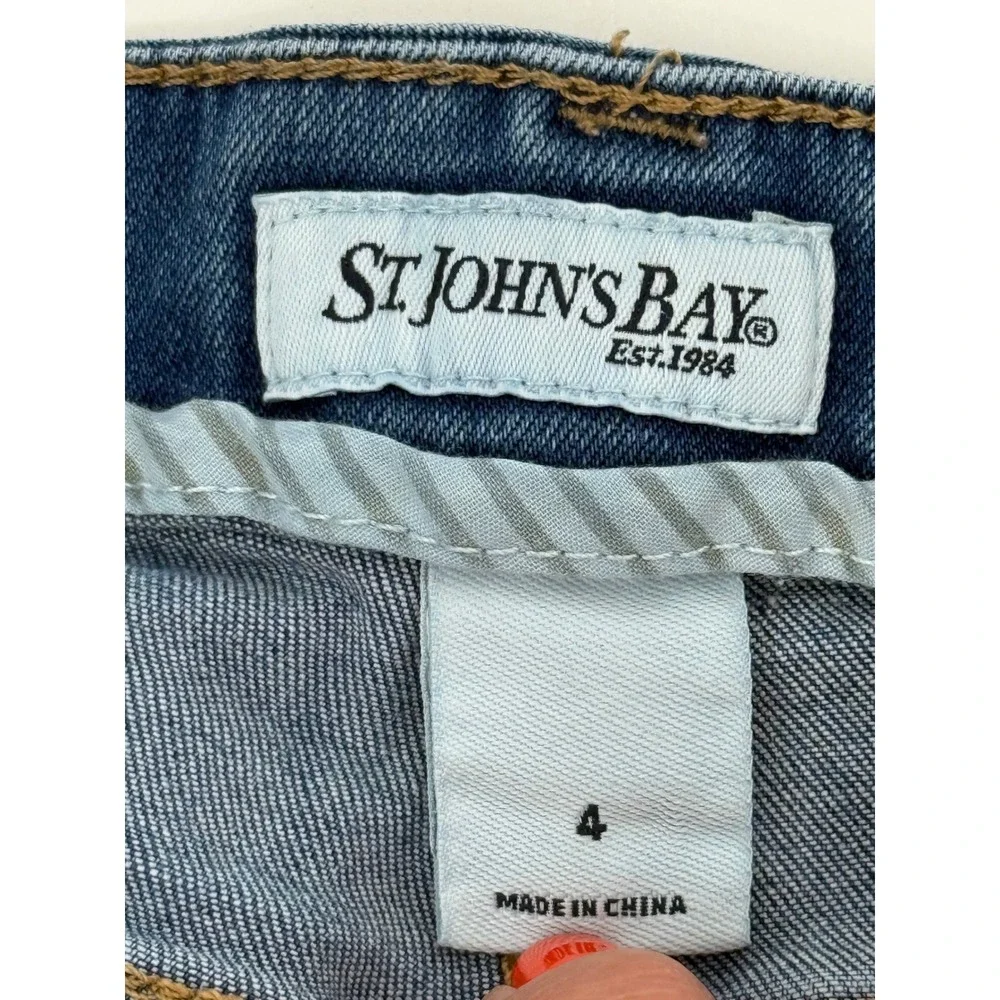 St Johns Bay Womens Blue Denim‎ Bermuda Shorts Raw Hem Stretch Mid Rise Sz 4
